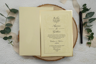 Aranyszegélyű esküvői meghívó borítékkal