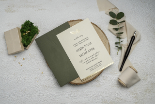 Aranyozott levélmintás esküvői meghívó borítékkal