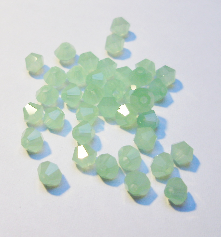 Cseh bicone 4mm - green opal ab